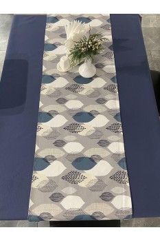  The runner with the print "Blue Drops" is water-repellent
