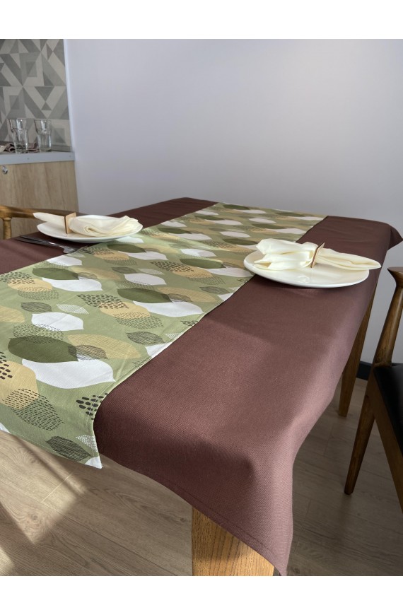 Runner with "Green Drops" print is water repellent